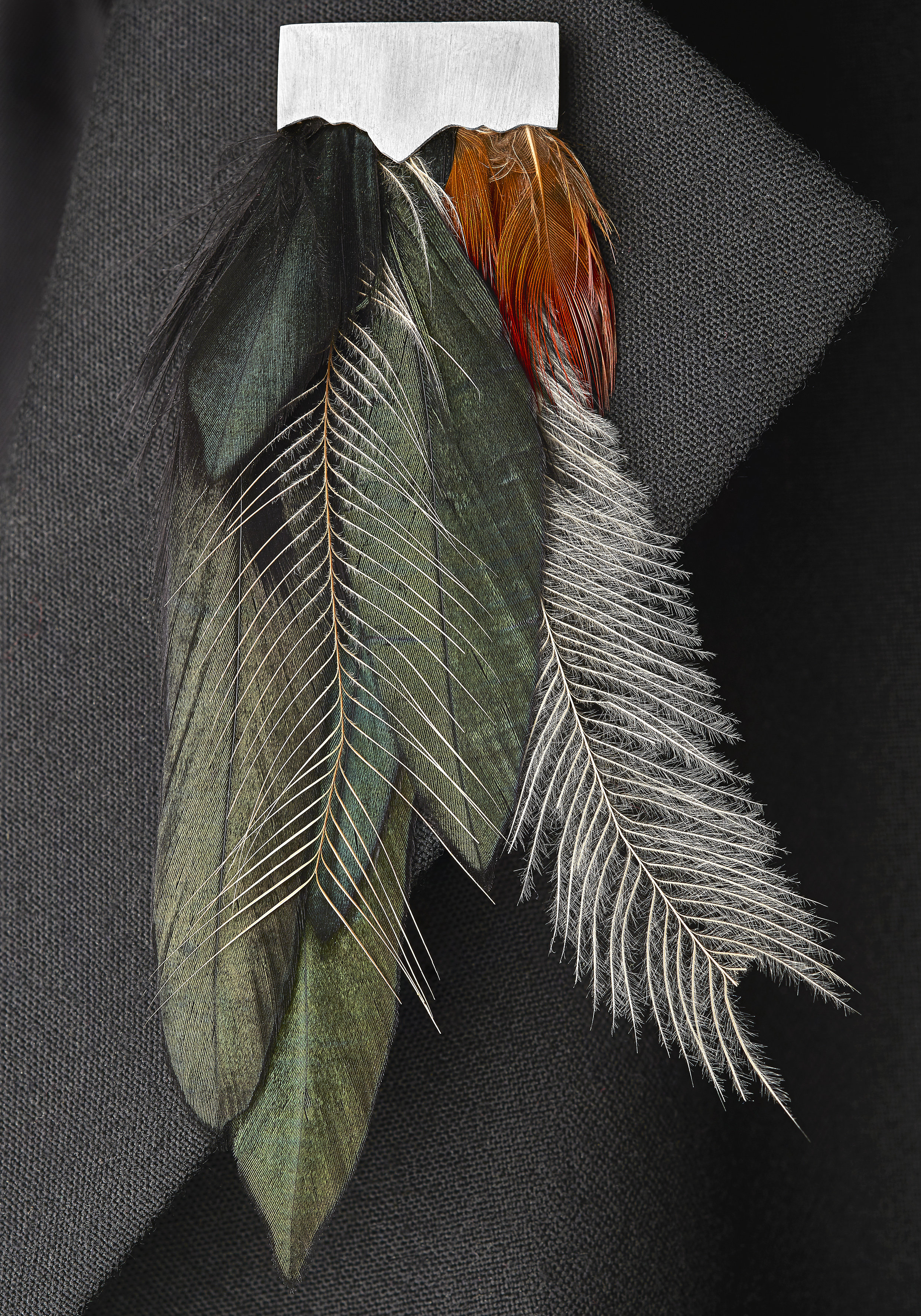 Broche J - création d'Amira Sliman