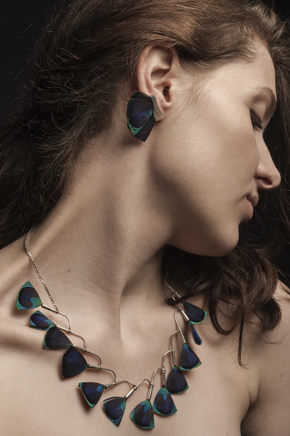 Collier et boucles d'oreilles d'Amira Sliman portés